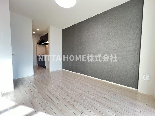 丹波市氷上町市辺のアパートの居間・リビング|アクセントカラーのクロスがオシャレです♪