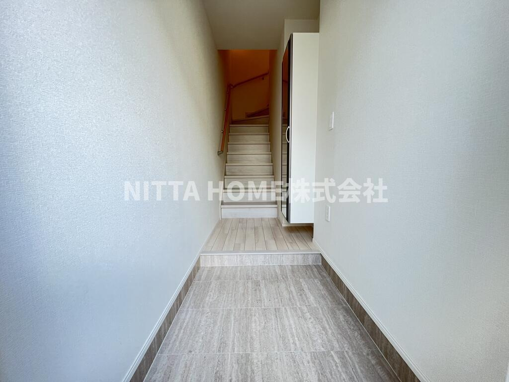 丹波市氷上町市辺のアパートの玄関|広いスペースの玄関です◎