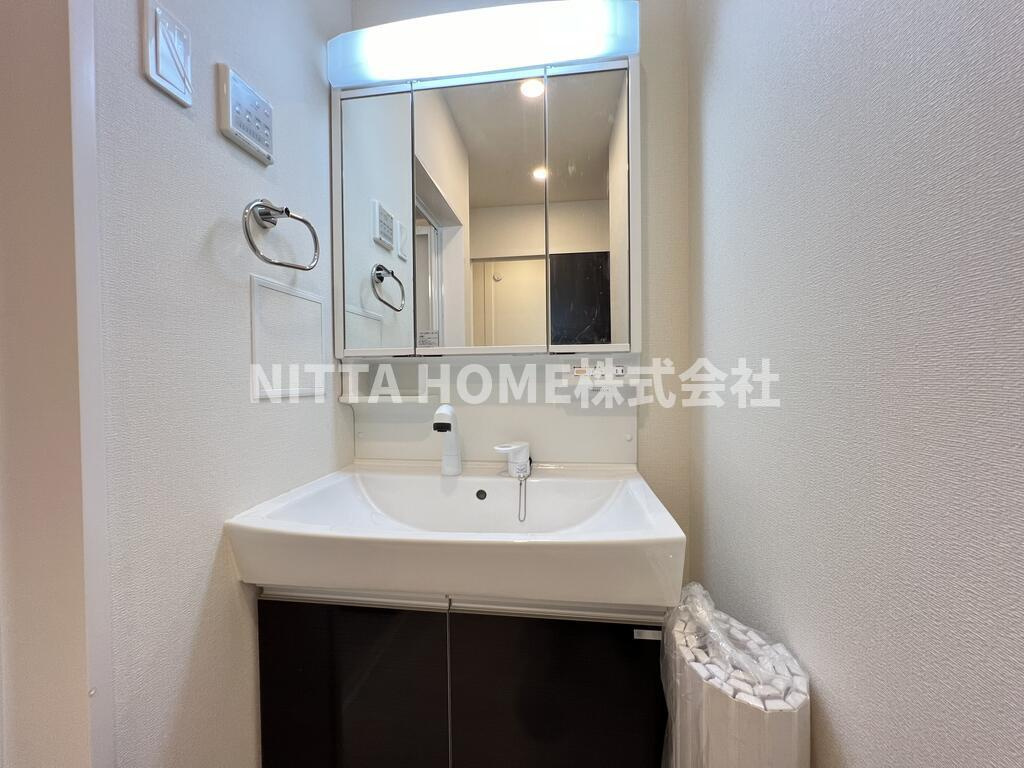 丹波市氷上町市辺のアパートの洗面所|三面鏡付き洗面台もあります♪