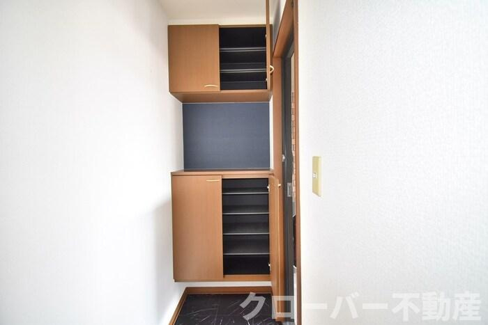 リビングタウン宇多津 C棟の玄関|シューズボックス（カウンタータイプ）