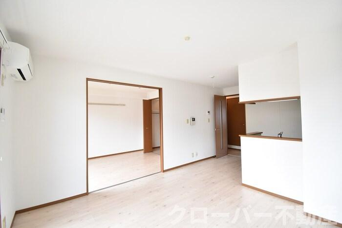 リビングタウン宇多津 C棟の居間・リビング|ＬＤＫ１２．２帖～東洋室６帖