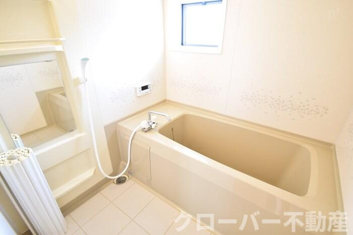 リビングタウン宇多津 C棟の浴室|ユニットバス（追焚き機能付き）