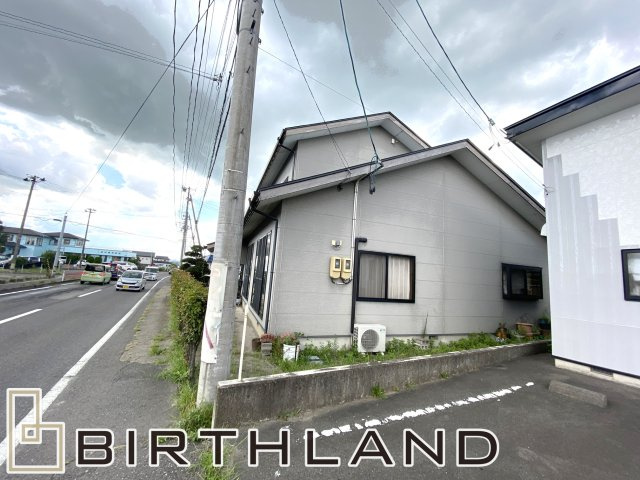 想定賃料年216万　想定利回り4.76％　木造戸建の前面道路含む現地写真