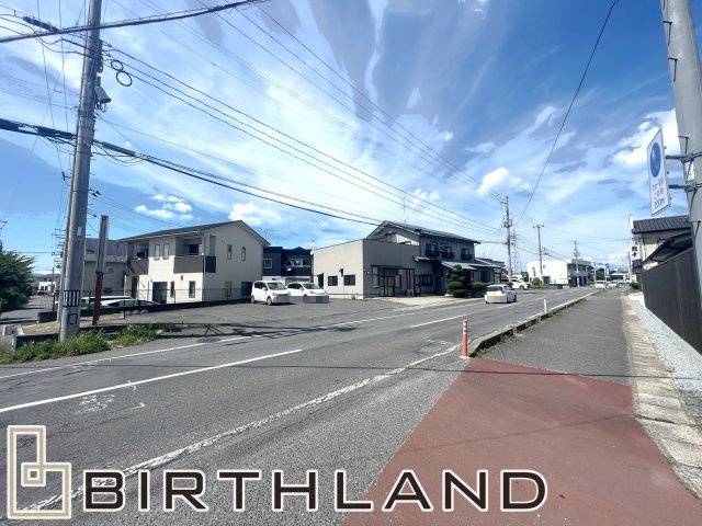 想定賃料年216万　想定利回り4.76％　木造戸建の前面道路含む現地写真