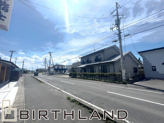 想定賃料年216万　想定利回り4.76％　木造戸建の前面道路含む現地写真