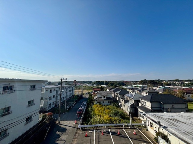 勝田台ファミリーハイツK棟の展望|3階部分のバルコニーから見た南東側の眺望です。2025年10月撮影													
