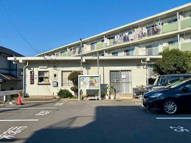 勝田台ファミリーハイツK棟のその他共用部分|管理事務所管理員による確かなサポートで暮らしの安全を見守ります。週6日（隔週土曜含む）勤務です。2025年10月撮影													
