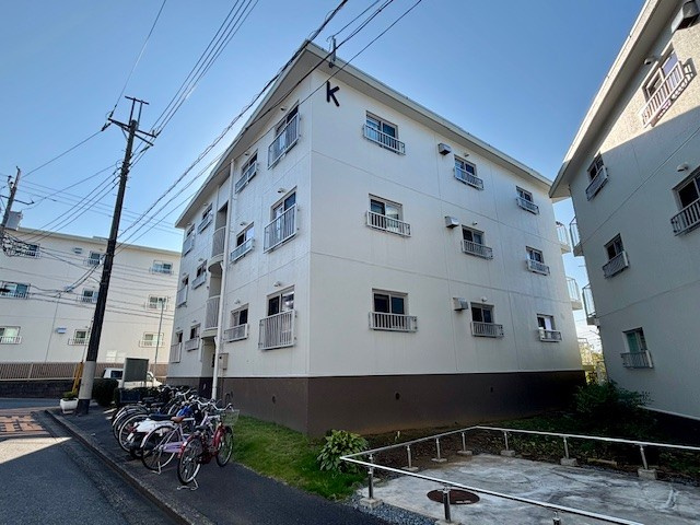 勝田台ファミリーハイツK棟の外観|勝田台ファミリーハイツK棟の北西側の外観です。2025年10月撮影													
