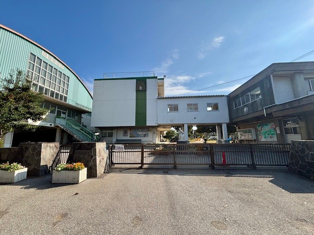 勝田台ファミリーハイツK棟の周辺|八千代市立勝田台小学校小学校は徒歩12分の距離です。2025年10月撮影													
