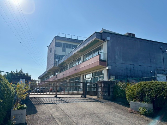 勝田台ファミリーハイツK棟の周辺|八千代市立勝田台中学校は徒歩7分の距離です。2025年10月撮影													
