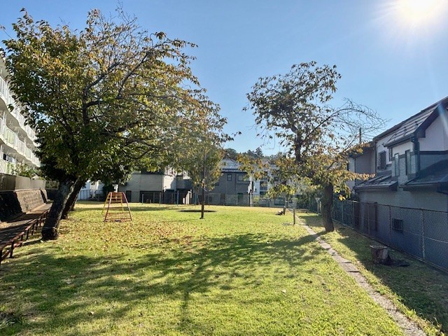 勝田台ファミリーハイツK棟の周辺|ひまわり児童公園は徒歩2分の距離です。2025年10月撮影													
