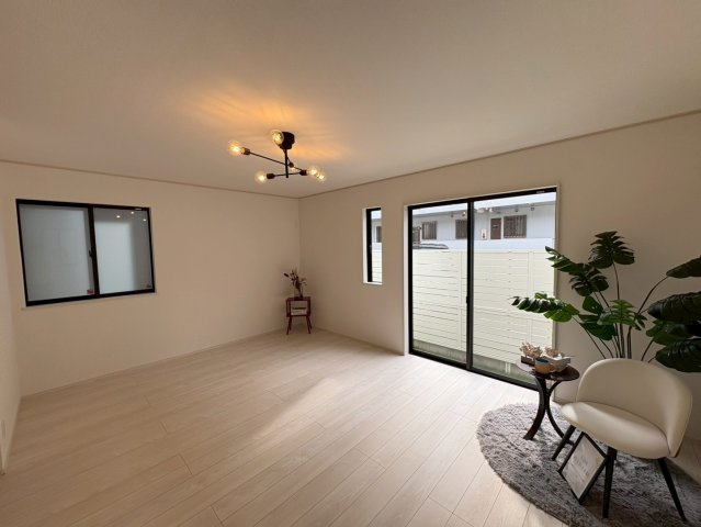 ＋＋　那覇市具志２丁目－C号棟（全７棟）の居間・リビング