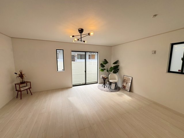 ＋＋　那覇市具志２丁目－C号棟（全７棟）の居間・リビング