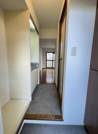 【玄関】 | スカイコート池袋第５ | 帰り着くたびに洗練されたテイストの空間に迎えられ誇りと喜びを感じる玄関まわりです。