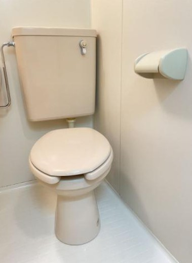 【トイレ】 | スカイコート池袋第５ | 清潔な空間であって頂けますように、汚れをふき取り易いフロアと壁紙をチョイス致しました。