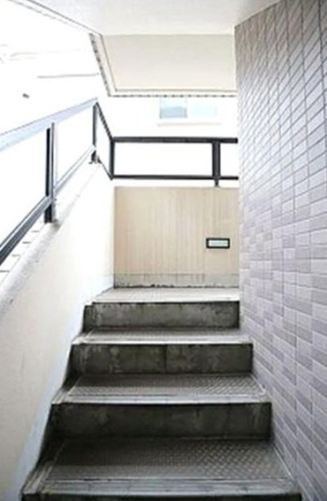 【その他共用部分】 | スカイコート池袋第５ | 当該マンションには、エレベーターがありませんので、４階お部屋までは、階段利用となります。