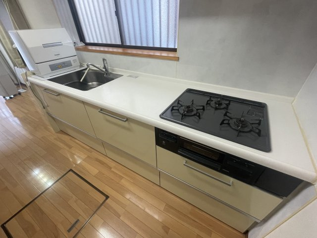 中古戸建　須賀川市向陽町　4SLDKのキッチン|グリル付きのガスコンロでお魚も焼けちゃいます。