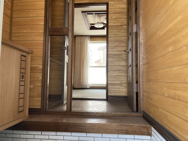 網走市駒場南７丁目中古住宅の玄関