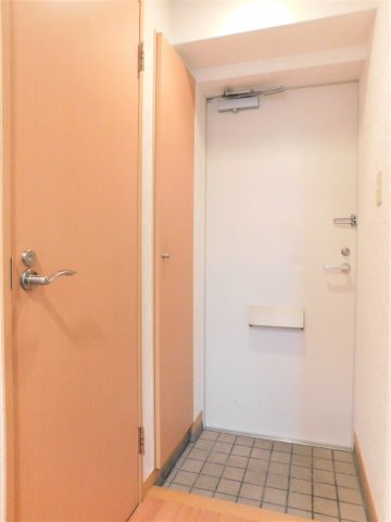 コンドミニアム薬院駅の玄関|収納もある玄関です