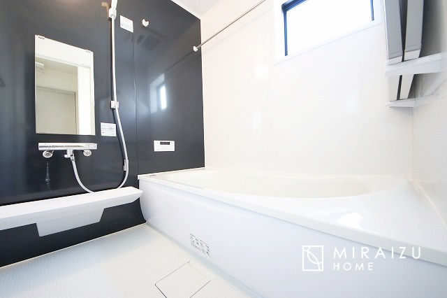 【浴室】 | お子さんとわいわいと楽しいバスタイムもよし、一人でゆったりと入るのもよし、浴室換気乾燥機付きのユニットバス。お洗濯物を干せるだけでなく、カビ防止にもなります。