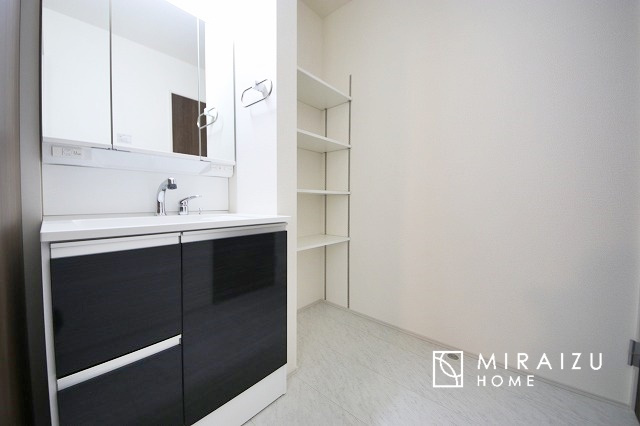 【独立洗面台】 | 洗濯機置き場、脱衣スペースもしっかりと確保されている洗面室。
水回りが集結した間取りなので、お料理やお洗濯物、お掃除の同時進行も可能です。