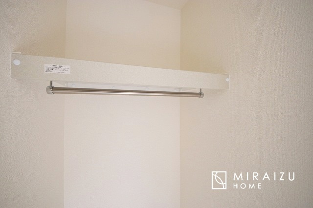 【内装】 | 安全性に配慮した手すり、清潔感や明るい陽光を取り入れてくれる窓がある階段。LED照明付きでお財布にもやさしいつくり。