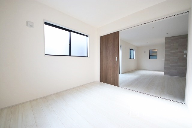 【寝室】 | 日当たりの良いお家は嬉しいですよね。それぞれ価値観が分かれる箇所です、実際に内覧して日当たりの心地よさをご体感下さいね♪