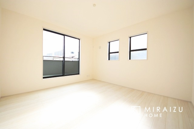 【洋室】 | 日当たりの良いお家は嬉しいですよね。それぞれ価値観が分かれる箇所です、実際に内覧して日当たりの心地よさをご体感下さいね♪