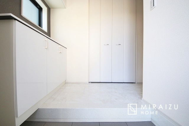 【玄関】 | プライバシー性と開放感を高める住環境。陽当たりの良い開かれたロケーションを活かし、心地よい暮らしをプランニング