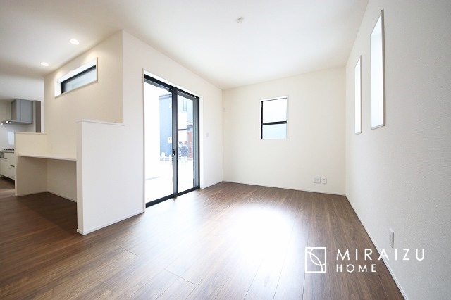 【居間・リビング】 | お子さんが宿題をしたり、ちょっとした作業もできる、家族みんながそれぞれの時間を過ごせるリビングです。