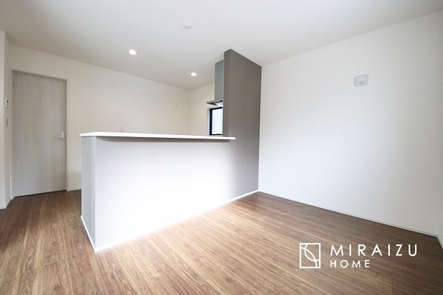 【居間・リビング】 | 食事を取るスペースもリラックスしてくつろげるスペースもお子さんが勉強するスペースも兼ね備えたリビングダイニング。