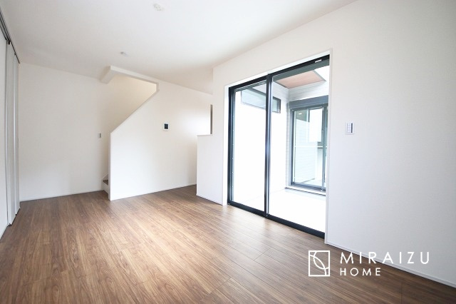 【居間・リビング】 | 窓が多いと温かな太陽の光と心地いい風が室内へと入ります。家族が集まるリビングは明るく過ごしやすいつくりです。窓が多いお家は住みやすい証です。