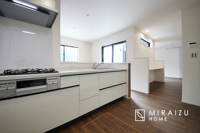 【キッチン】 | 広々としたキッチンは大きな深型シンク、3口コンロ、換気扇、大きなお鍋から小物まで取り出しやすさを考えられた引き出し収納の付いたシステムキッチンです。