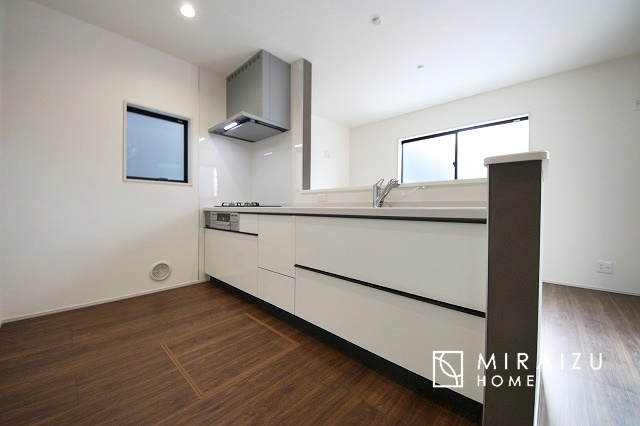 【キッチン】 | 収納力と機能性を備えたシステムキッチン。圧力鍋や大きなフライパンなどの調理器具から調味料など幅広く収納し、お料理のしやすいつくりになっています。