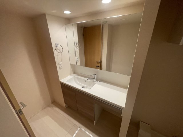 ラコンフィアンス神戸の洗面所