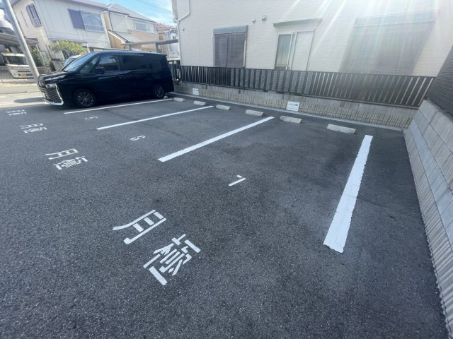 ラコンフィアンス神戸の駐車場