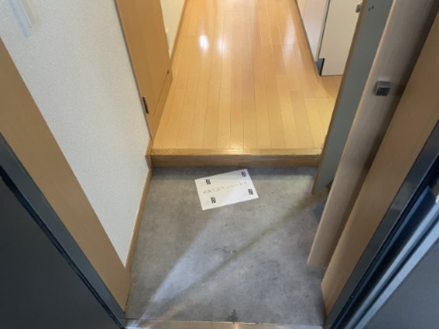 鈴木ビルディングの玄関