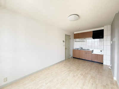 【居間・リビング】 | サンクレール | イメージ写真203号室（反転あり）