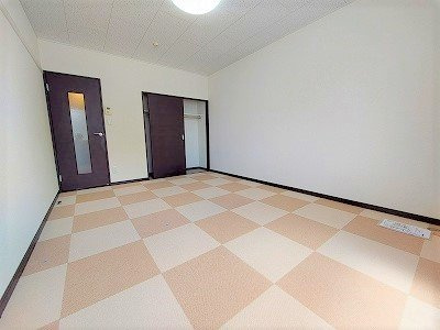 レオネクストひまわりⅠの居間・リビング|2Fのお部屋はカーペットです。