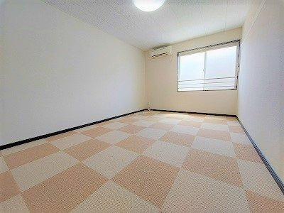 レオネクストひまわりⅠの居間・リビング|2Ｆのお部屋はカーペットです。