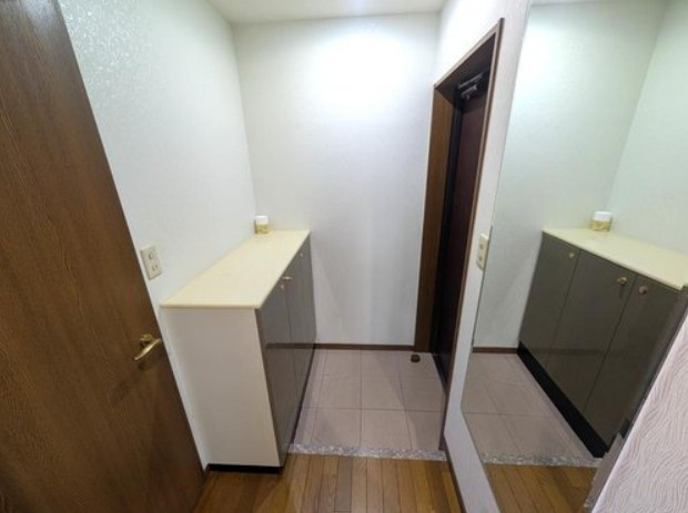 【玄関】 | カーサ要町 | 家の顔となる玄関。 収納部分を多く採用し、スッキリとした広さを確保出来ました。ゲストを迎え入れても安心の空間です。