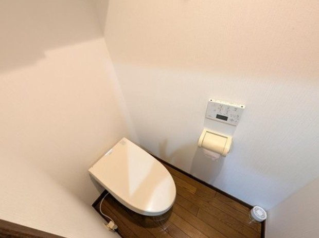 【トイレ】 | カーサ要町 | 清潔な空間であって頂けますように、汚れをふき取り易いフロアと壁紙をチョイス致しました。