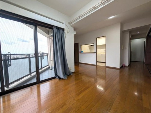 【居間・リビング】 | カーサ要町 | 居心地のいい暮らしには欠かせない眩い採光。ゆったりとした幅の窓からこの空間に降り注ぐ採光が絶えません。