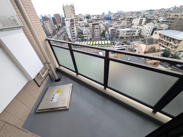 【バルコニー】 | カーサ要町 | バルコニー面、壁一面の掃き出し窓からたくさんの陽の光が入ってまいります！