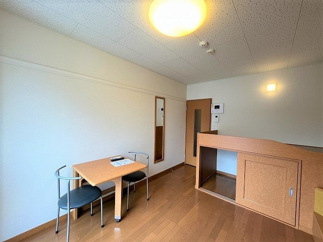 レオパレスエルズ和泉の寝室