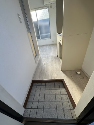 横浜市港北区師岡町のアパートの玄関