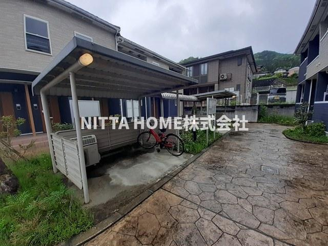 アボンデーレＡのエントランス|敷地内に屋根付きの駐輪場を設置しています(^^)