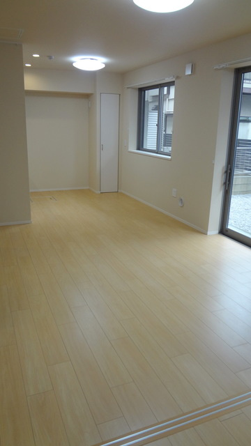 （シニア限定）Village Daishi Hills 四番館の居間・リビング|家具の配置がしやすいリビング／掃除のしやすいフローリング設計