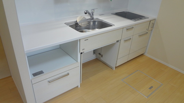 （シニア限定）Village Daishi Hills 四番館のキッチン|座りながら作業が出きるキッチンです。IHコンロで火災予防に配慮。