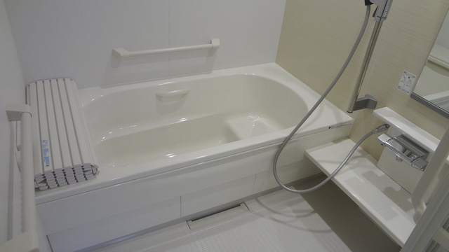 （シニア限定）Village Daishi Hills 四番館の浴室|追焚・浴室乾燥機能付きのバスルーム／緊急通報スイッチ付き